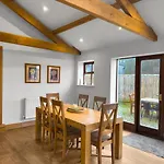 度假居 Large Countryside Retreat - Sleeps 10 - 2 Hot Tubs *