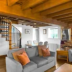 Large Countryside Retreat - Sleeps 10 - 2 Hot Tubs * 伊辛沃尔德
