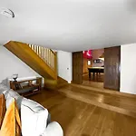 Large Countryside Retreat - Sleeps 10 - 2 Hot Tubs 度假居