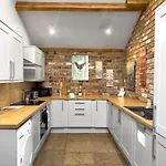 Large Countryside Retreat - Sleeps 10 - 2 Hot Tubs 度假居