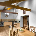 Large Countryside Retreat - Sleeps 10 - 2 Hot Tubs 度假居 *