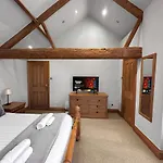 Large Countryside Retreat - Sleeps 10 - 2 Hot Tubs *