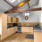 Large Countryside Retreat - Sleeps 10 - 2 Hot Tubs 度假居