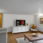 Large Countryside Retreat - Sleeps 10 - 2 Hot Tubs *
