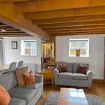 Large Countryside Retreat - Sleeps 10 - 2 Hot Tubs