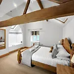 Large Countryside Retreat - Sleeps 10 - 2 Hot Tubs 度假居