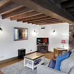 Large Countryside Retreat - Sleeps 10 - 2 Hot Tubs