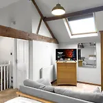 Large Countryside Retreat - Sleeps 10 - 2 Hot Tubs 度假居 *