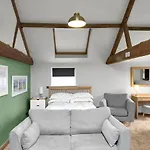 Large Countryside Retreat - Sleeps 10 - 2 Hot Tubs * 伊辛沃尔德