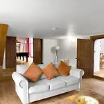 Large Countryside Retreat - Sleeps 10 - 2 Hot Tubs *