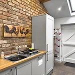 度假居 Large Countryside Retreat - Sleeps 10 - 2 Hot Tubs *