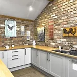 Large Countryside Retreat - Sleeps 10 - 2 Hot Tubs 度假居 *