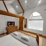 Large Countryside Retreat - Sleeps 10 - 2 Hot Tubs * 伊辛沃尔德