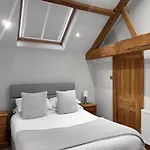 Large Countryside Retreat - Sleeps 10 - 2 Hot Tubs 伊辛沃尔德