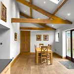 Large Countryside Retreat - Sleeps 10 - 2 Hot Tubs *