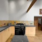 度假居 Large Countryside Retreat - Sleeps 10 - 2 Hot Tubs 伊辛沃尔德