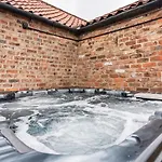度假居 Large Countryside Retreat - Sleeps 10 - 2 Hot Tubs *