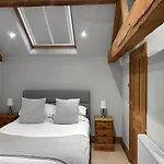 Large Countryside Retreat - Sleeps 10 - 2 Hot Tubs 度假居