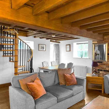 Large Countryside Retreat - Sleeps 10 - 2 Hot Tubs * Easingwold