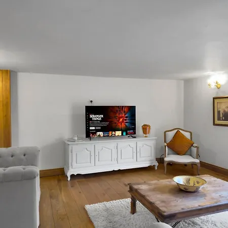 Large Countryside Retreat - Sleeps 10 - 2 Hot Tubs *