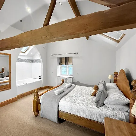 Large Countryside Retreat - Sleeps 10 - 2 Hot Tubs Holiday home