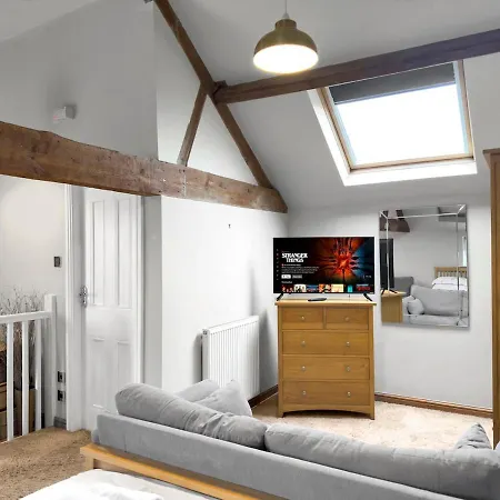 Large Countryside Retreat - Sleeps 10 - 2 Hot Tubs Holiday home *
