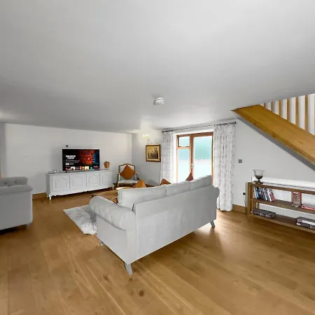Large Countryside Retreat - Sleeps 10 - 2 Hot Tubs * Easingwold