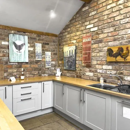 Large Countryside Retreat - Sleeps 10 - 2 Hot Tubs Holiday home *