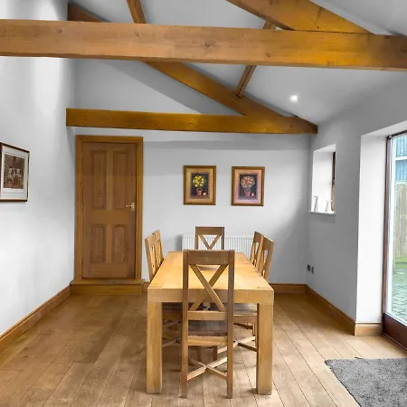 Casa de Férias Large Countryside Retreat - Sleeps 10 - 2 Hot Tubs *