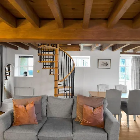 Large Countryside Retreat - Sleeps 10 - 2 Hot Tubs *