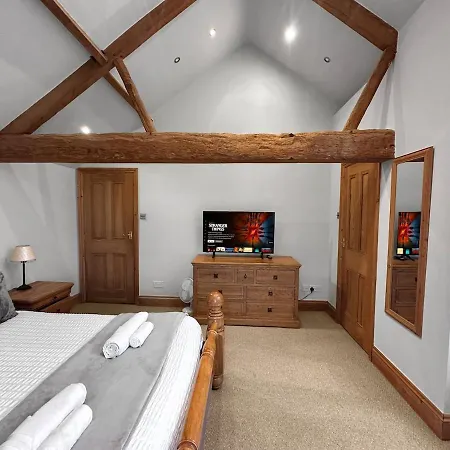 Large Countryside Retreat - Sleeps 10 - 2 Hot Tubs *