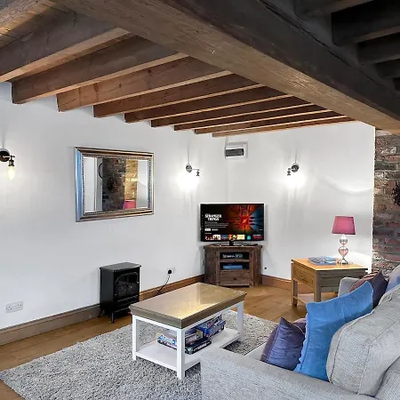 Large Countryside Retreat - Sleeps 10 - 2 Hot Tubs