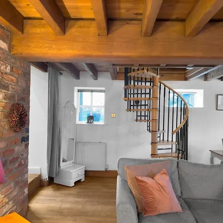 Large Countryside Retreat - Sleeps 10 - 2 Hot Tubs Easingwold