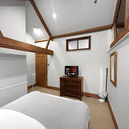 Large Countryside Retreat - Sleeps 10 - 2 Hot Tubs