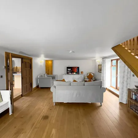 Large Countryside Retreat - Sleeps 10 - 2 Hot Tubs Easingwold