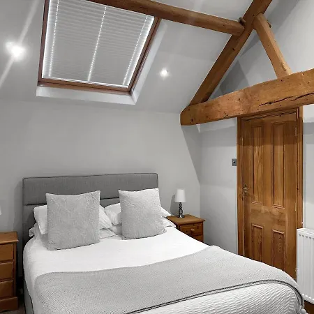 Large Countryside Retreat - Sleeps 10 - 2 Hot Tubs Easingwold