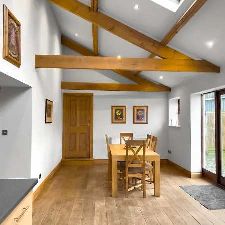 Large Countryside Retreat - Sleeps 10 - 2 Hot Tubs *