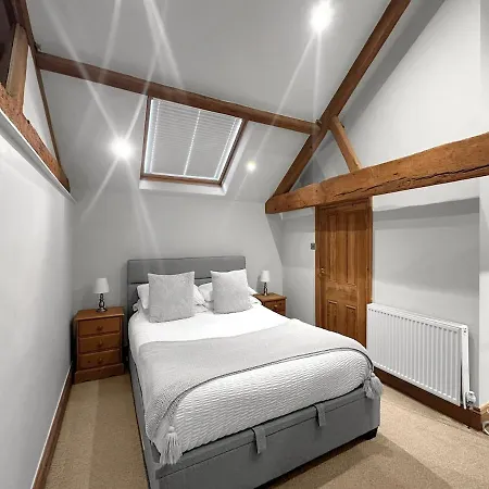 Large Countryside Retreat - Sleeps 10 - 2 Hot Tubs Easingwold